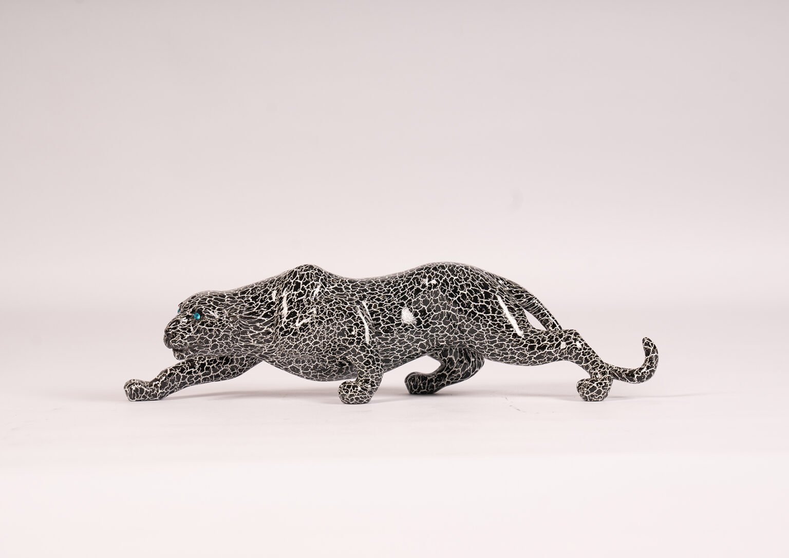 Sculpture panthère léopard noir blanc aux yeux bleu moderne