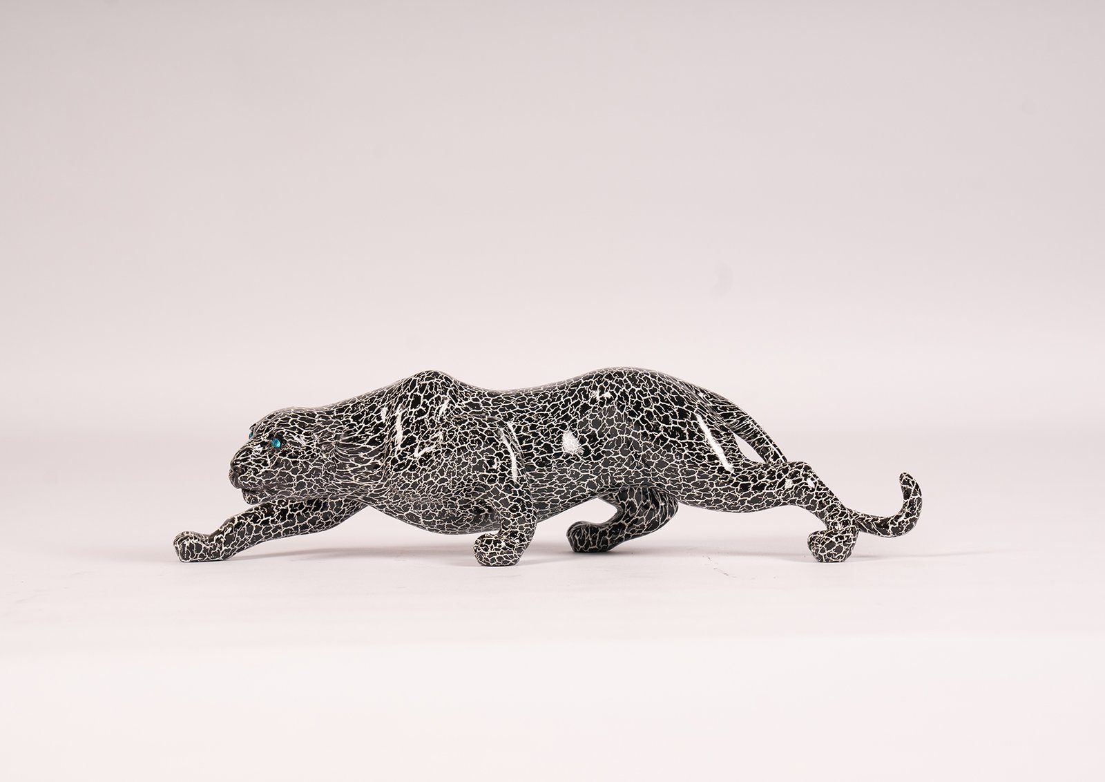 Sculpture panthère léopard noir blanc aux yeux bleu moderne