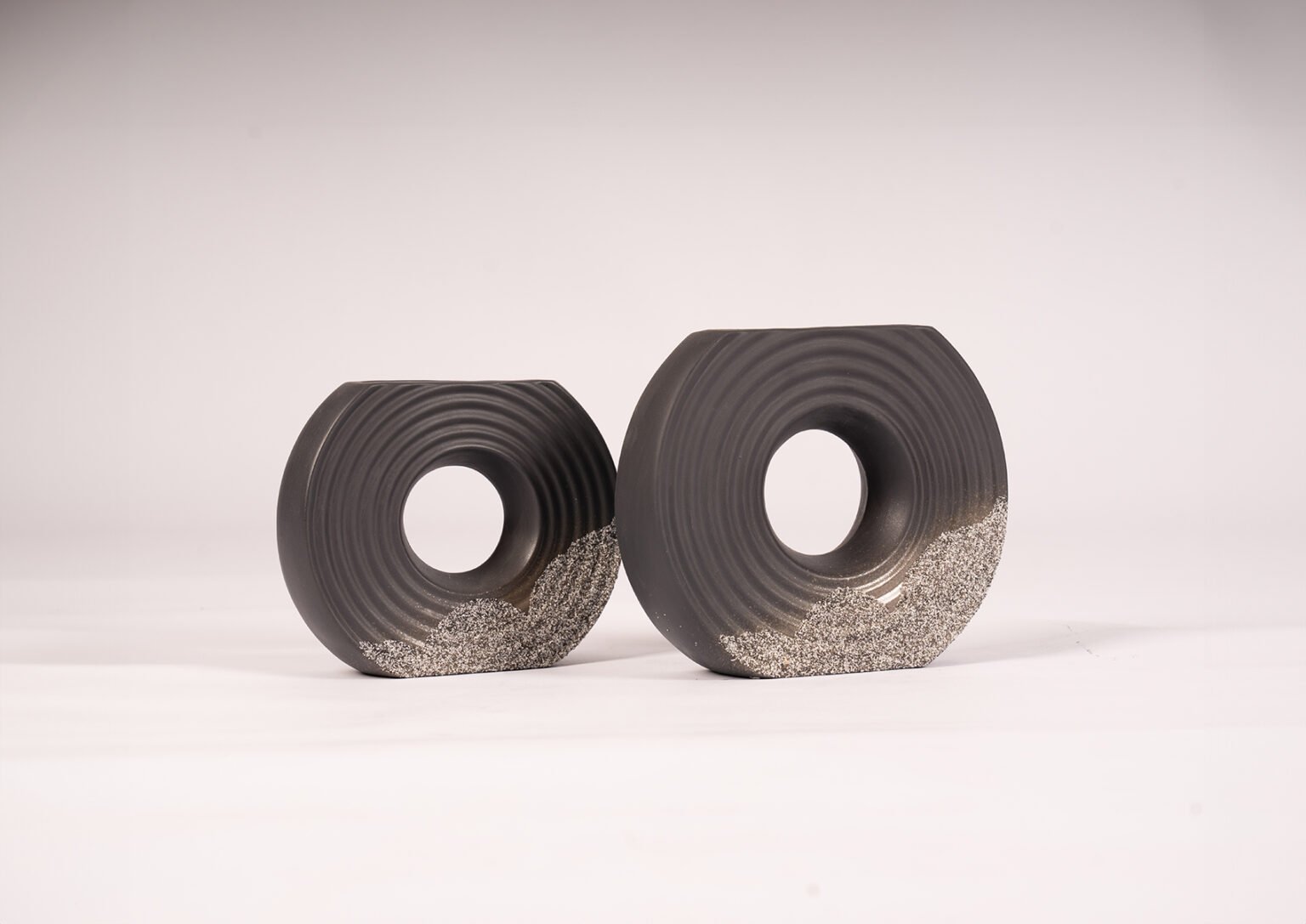 vases décoratifs de couleur gris foncé