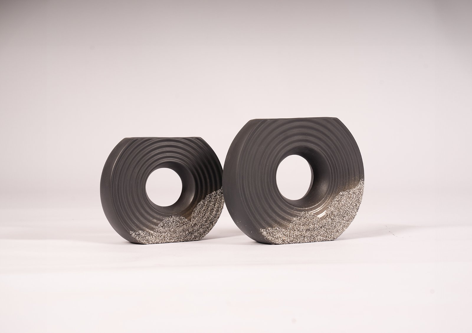 vases décoratifs de couleur gris foncé