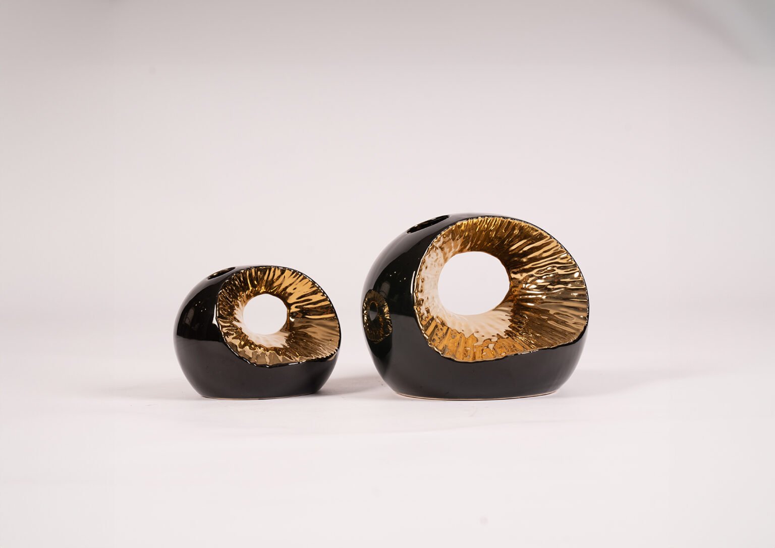 ensemble de vases de table décoratifs noire et dorée.