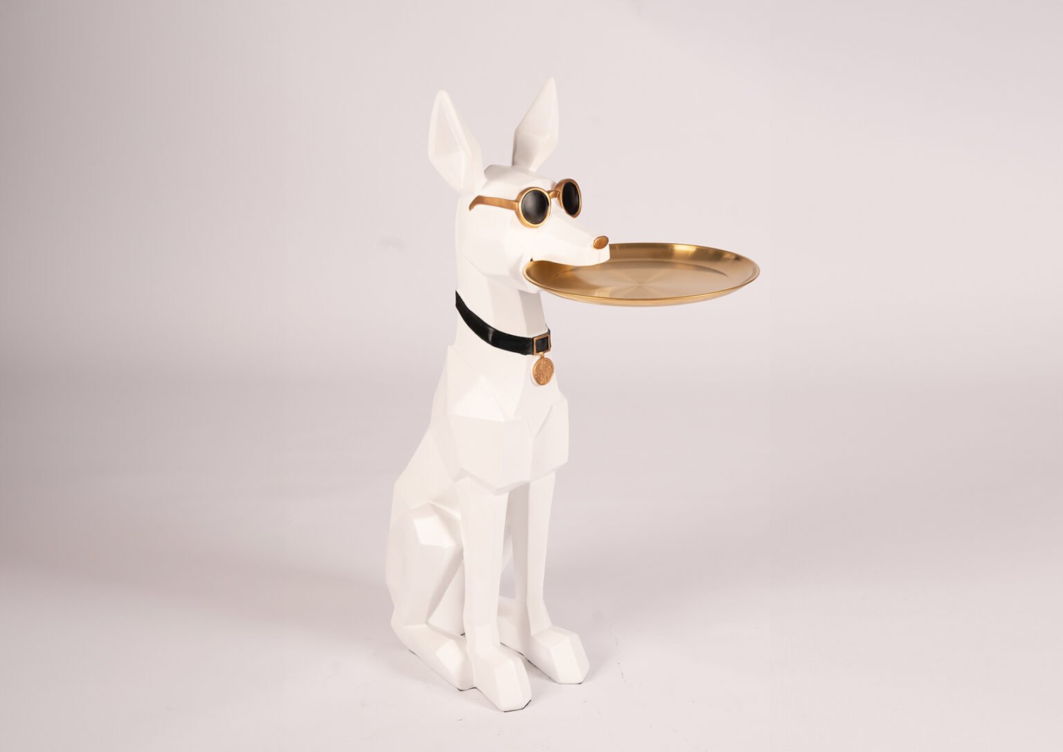 statue de dobirmann blanc