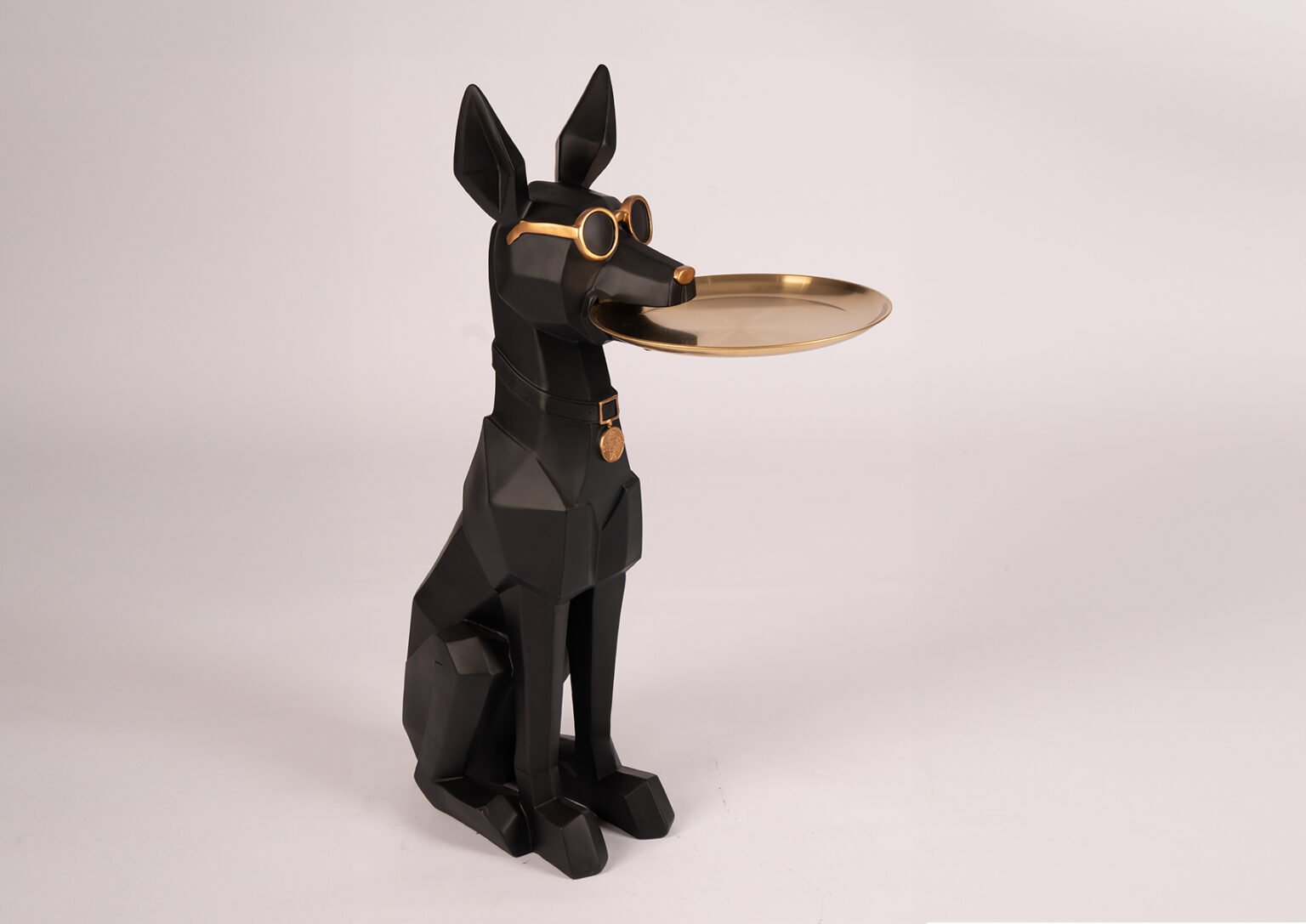 Statue de chien Dobermann avec plaque