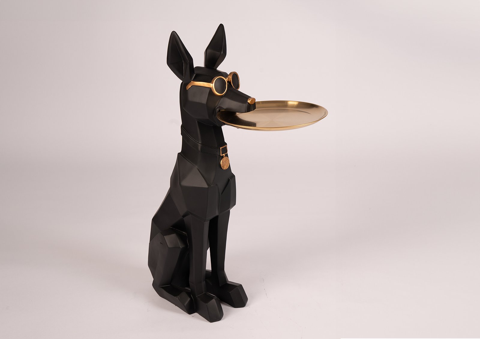 Statue de chien Dobermann avec plaque