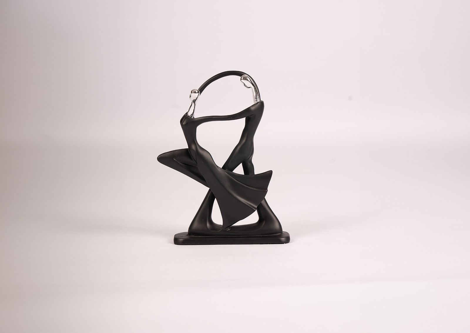 sculpture décorative d'un couple de danseurs