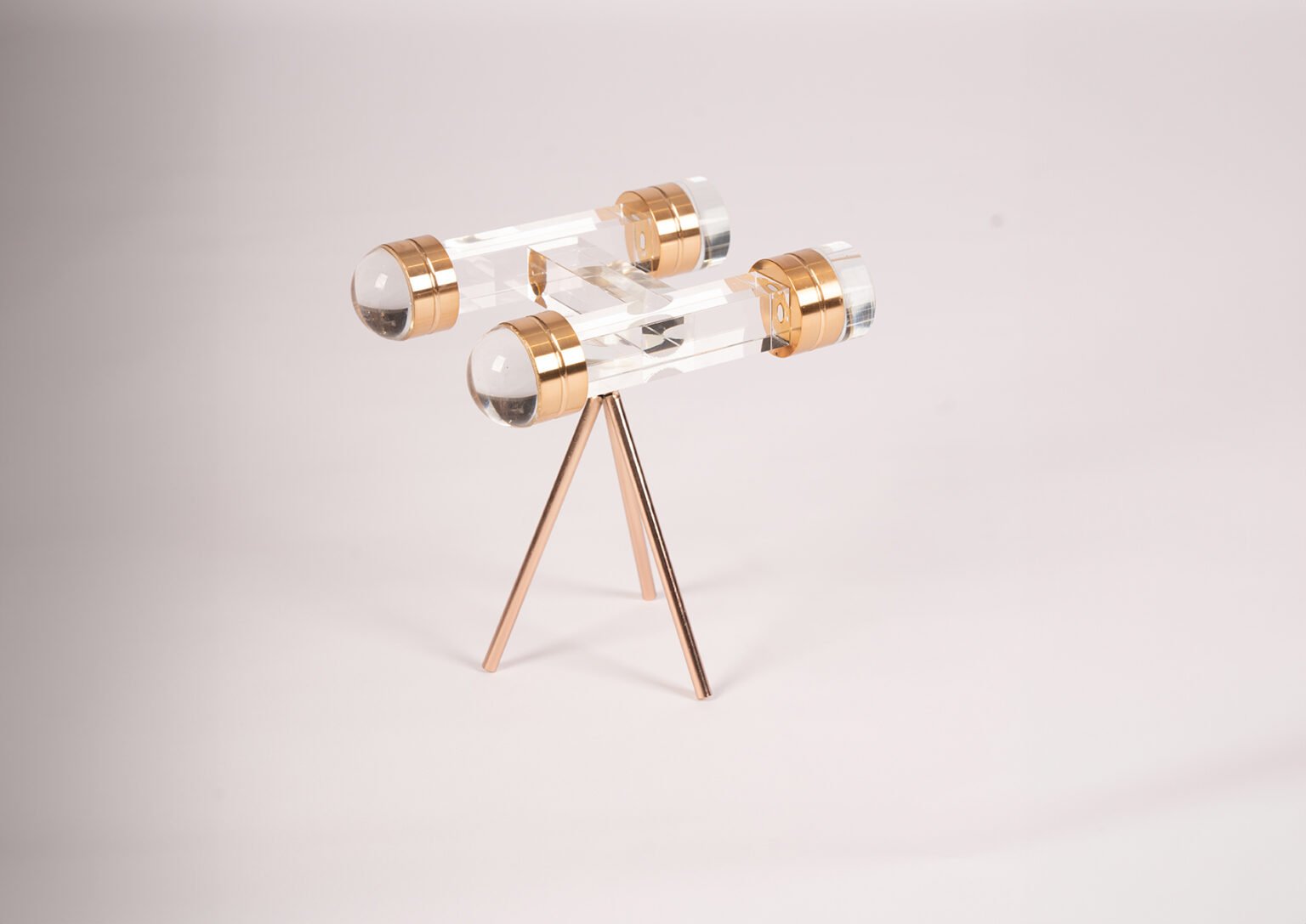 sculpture décorative en forme de télescope.