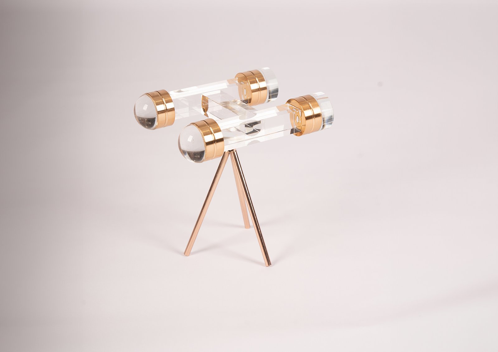 sculpture décorative en forme de télescope.