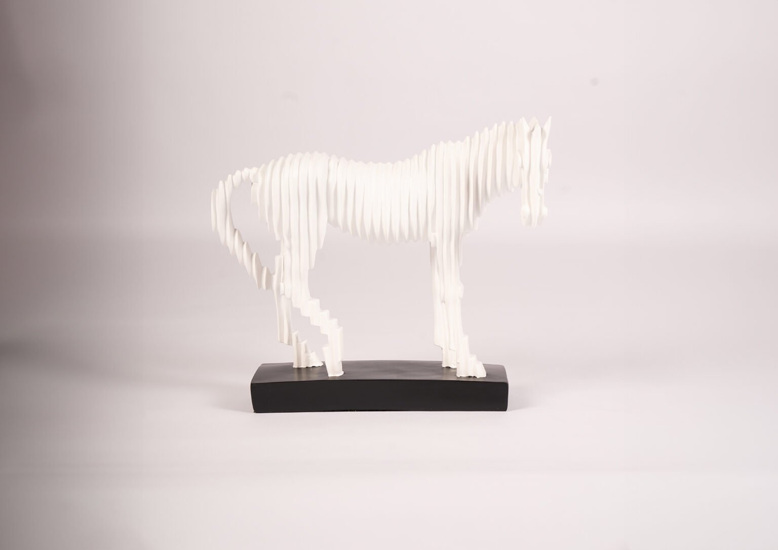 sculpture abstraite de cheval blanc