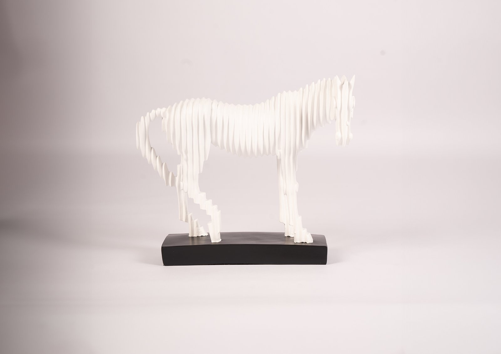 sculpture abstraite de cheval blanc