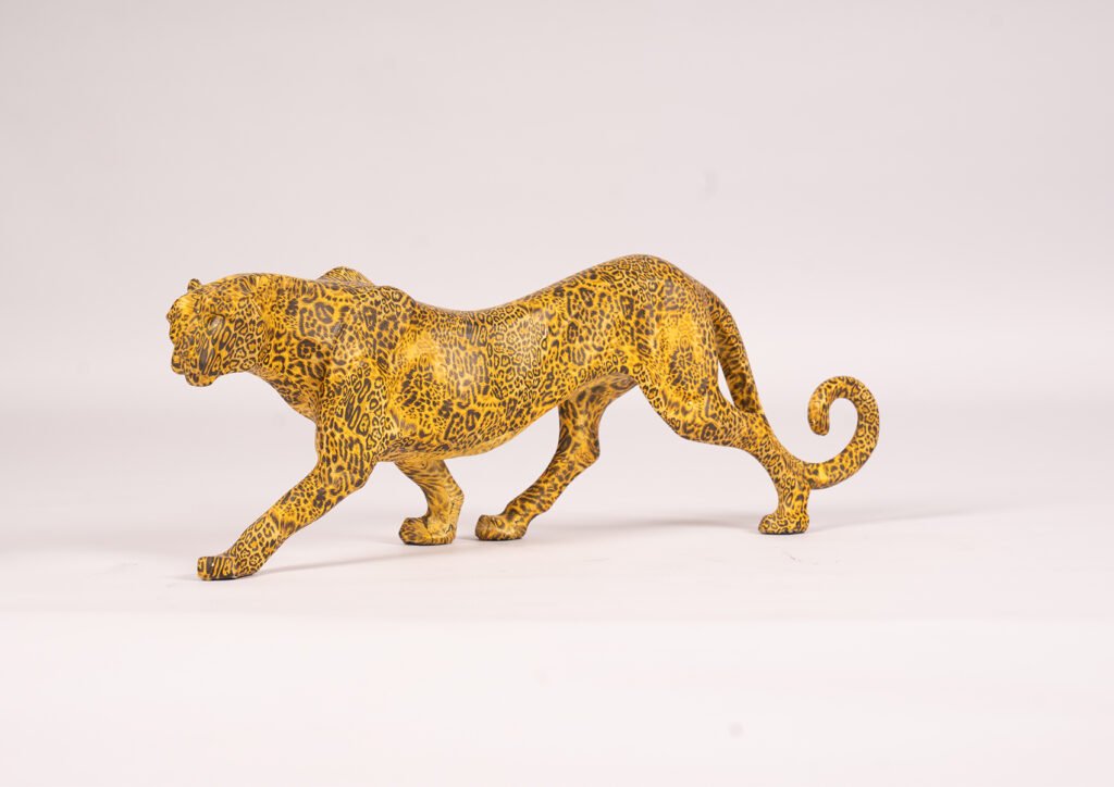 Sculpture abstraite de panthère dorée