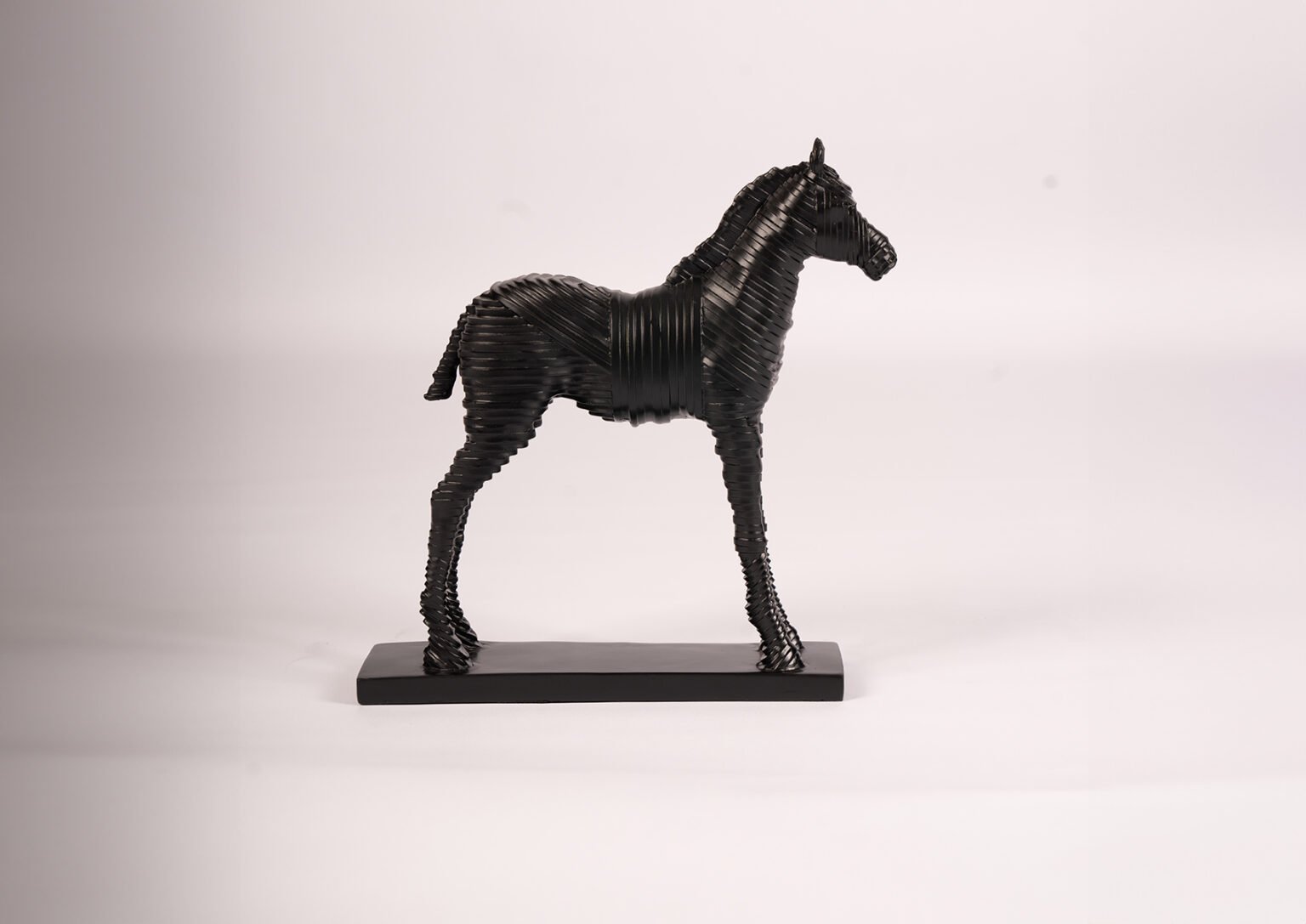 sculpture abstraite de cheval noir