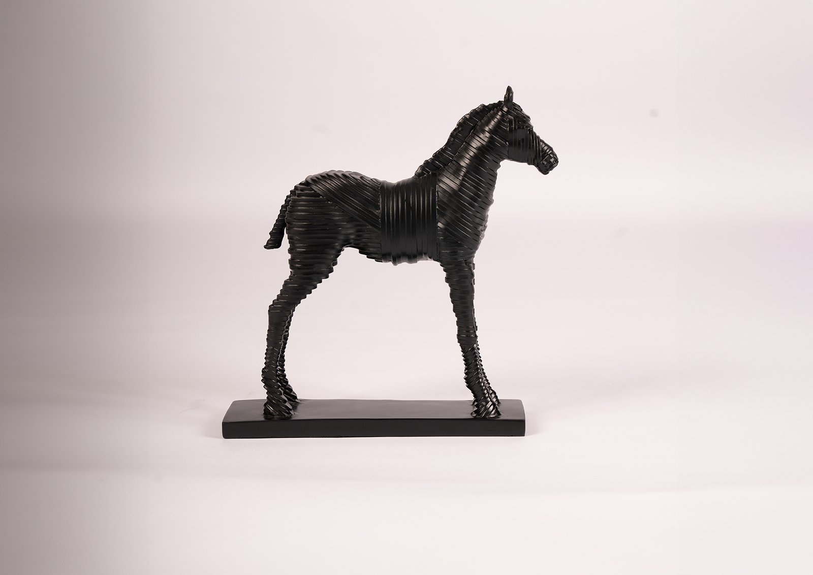sculpture abstraite de cheval noir